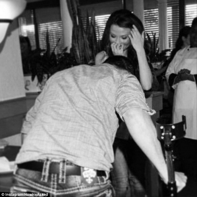 Những khoảnh khắc cầu hôn lãng mạn nhất thế giơí13 Bức hình đen trắng đầy xúc động của người đàn ông chống nạng và bạn gái mình. Đó là cái kết có hậu của một câu chuyện tình yêu đã chiến thắng nghịch cảnh.