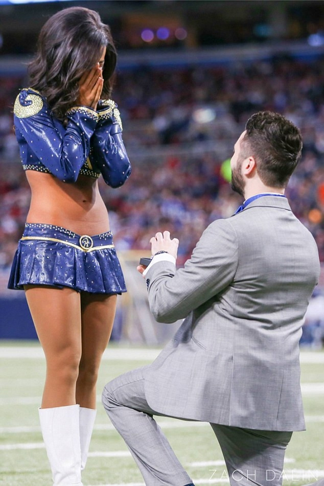 Những khoảnh khắc cầu hôn lãng mạn nhất thế giơí11 Một lời cầu hôn trước đám đông: Chàng trai dũng cảm quỳ gối trước bạn gái cheerleader của mình