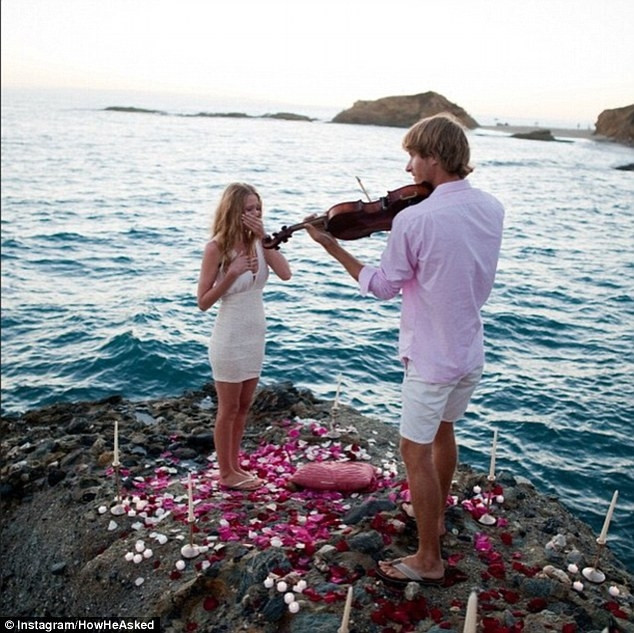 Những khoảnh khắc cầu hôn lãng mạn nhất thế giơí5 Cô gái này đã rất bất ngờ và xúc động với khung cảnh lãng mạn trên bãi biển, có hoa, có nến, và những điệu nhạc du dương.