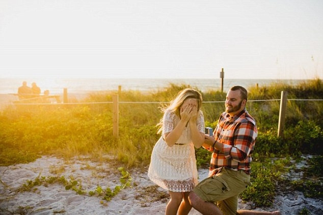 Những khoảnh khắc cầu hôn lãng mạn nhất thế giơí8 Màn cầu hôn lãng mạn lúc hoàng hôn