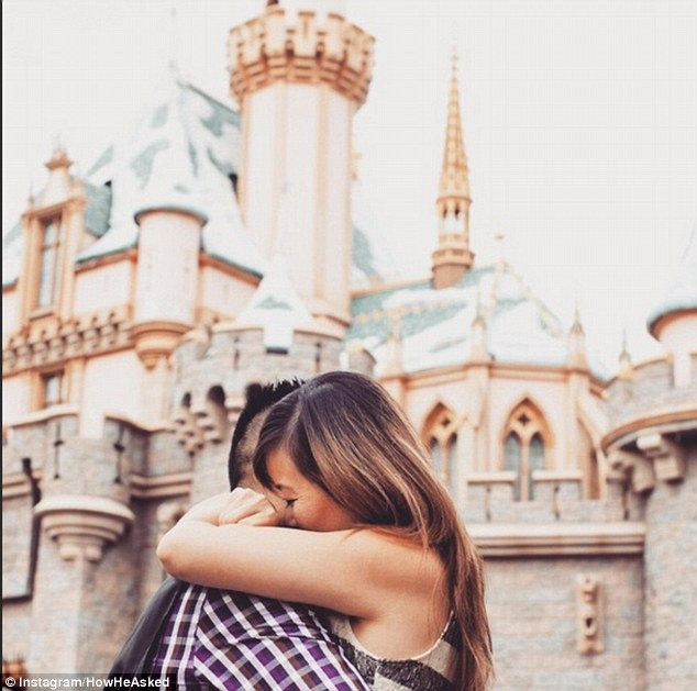 Những khoảnh khắc cầu hôn lãng mạn nhất thế giơí6 Khoảnh khắc lãng mạn dưới lâu đài Sleeping Beauty tại Disney World.