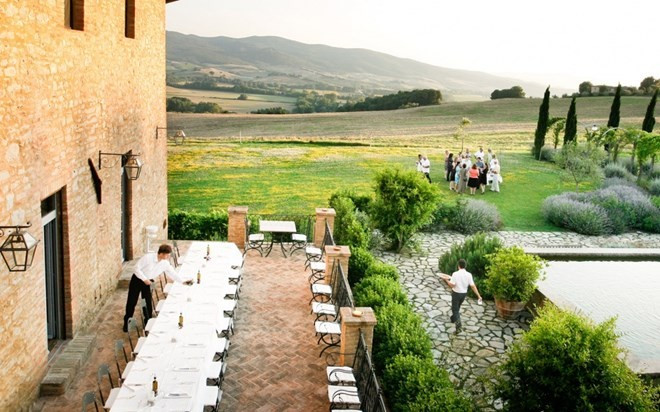 Không ở nơi đâu, thảm hoa lại đẹp một cách lãng mạn như ở Tuscany, Ý. Những bờ tường gạch cổ xen kẽ với các bụi cây, sân vườn và bạt ngàn những khóm hoa hồng leo, biến Tuscany thành một bức tranh thiên nhiên đẹp mỹ mãn làm say đắm lòng người. Không ở nơi đâu, thảm hoa lại đẹp một cách lãng mạn như ở Tuscany, Ý. Những bờ tường gạch cổ xen kẽ với các bụi cây, sân vườn và bạt ngàn những khóm hoa hồng leo, biến Tuscany thành một bức tranh thiên nhiên đẹp mỹ mãn làm say đắm lòng người.