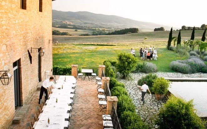 Không ở nơi đâu, thảm hoa lại đẹp một cách lãng mạn như ở Tuscany, Ý. Những bờ tường gạch cổ xen kẽ với các bụi cây, sân vườn và bạt ngàn những khóm hoa hồng leo, biến Tuscany thành một bức tranh thiên nhiên đẹp mỹ mãn làm say đắm lòng người. 