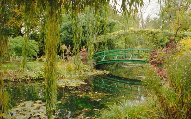 Chỉ cách thủ đô Paris hoa lệ một giờ lái xe, ngôi làng Giverny sở hữu một trong những khu vườn ảo đẹp nhất thế giới. Nơi đây, danh họa Claude Monet đã bỏ ra 30 năm cuối đời để vẽ về khu vườn ảo của mình. Khoảng 300 bức tranh vẽ khu vườn ảo ở Giverny, trong đó có 40 bức tranh khổ lớn, nổi tiếng nhất là hàng loạt những bức tranh vẽ hoa súng. Chỉ cách thủ đô Paris hoa lệ một giờ lái xe, ngôi làng Giverny sở hữu một trong những khu vườn ảo đẹp nhất thế giới. Nơi đây, danh họa Claude Monet đã bỏ ra 30 năm cuối đời để vẽ về khu vườn ảo của mình. Khoảng 300 bức tranh vẽ khu vườn ảo ở Giverny, trong đó có 40 bức tranh khổ lớn, nổi tiếng nhất là hàng loạt những bức tranh vẽ hoa súng.