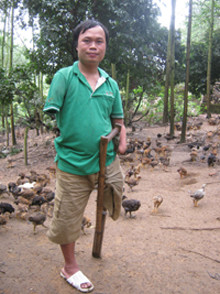 Anh Tuấn bên khu nuôi gà - Ảnh: VGP/Nguyễn Thắng