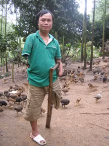 Anh Tuấn bên khu nuôi gà - Ảnh: VGP/Nguyễn Thắng