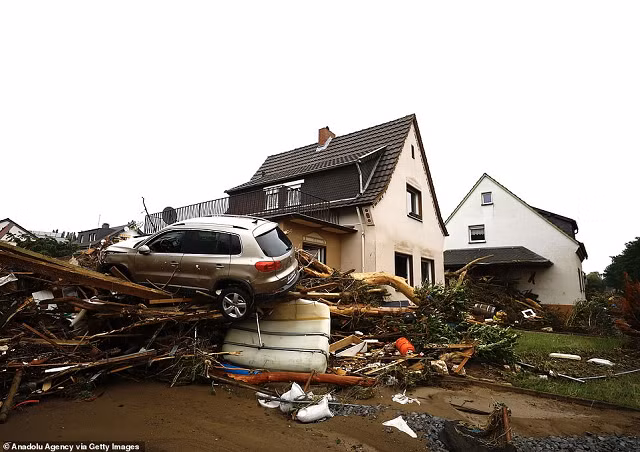 Hình ảnh như tận thế ở Đức sau “cơn lũ chết chóc” khiến 1.300 người mất tích ảnh 7