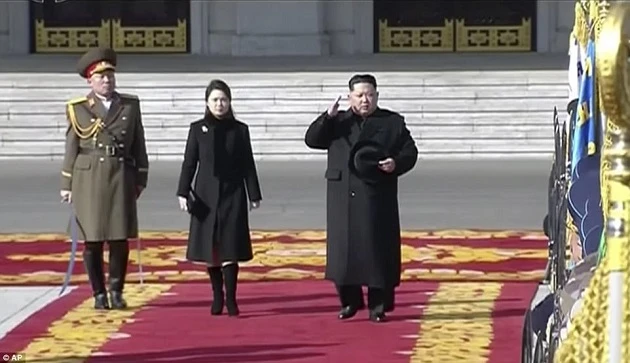 Lãnh đạo Kim Jong un và vợ có mặt tại buổi diễu binh