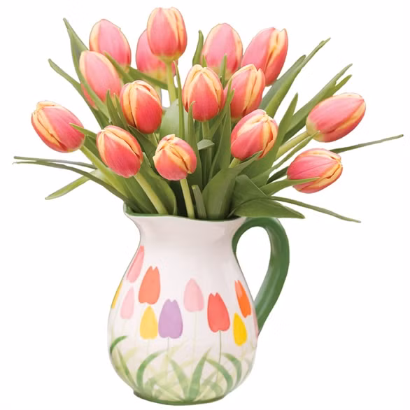 Nếu bạn đang có trong tay một bó hoa tuy lip mềm mại. Nên cắm chúng vào bình hoa dạng bình đựng nước. hoa