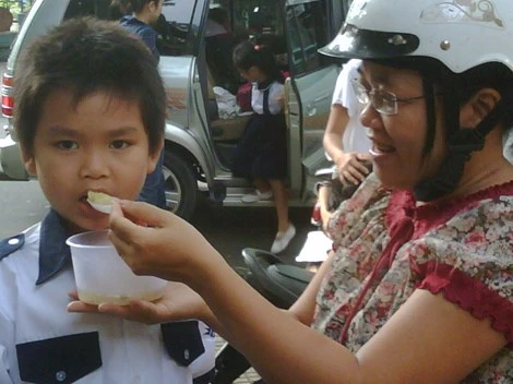 Nhiều phụ huynh vẫn cưng chiều con và cũng muốn cho nhanh để kịp thời gian cho con vào học nên làm thay cả phần tự phục vụ của trẻ. Ảnh: ĐN
