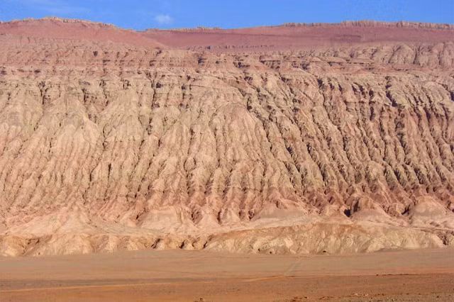 Hỏa Diệm Sơn ở Trung Quốc: Dải địa hỉnh màu đỏ nằm trong sa mạc Taklamakan thường xuyên có nhiệt độ vượt 50 độ C. Được cộng hưởng bởi bức xạ từ đá, nhiệt độ ở đây dường như nóng hơn nhiều. Để sống sót trong cái nóng này, người Trung Quốc mặc áo lụa, hoặc thậm chí dùng vải làm từ sợi tre. Vải từ sợi tre còn được dùng để bọc giường và những đồ vật như ghế xe hơi để cách nhiệt. Ngoài ra, họ tích cực uống nước đậu xanh vốn được cho là hạ nhiệt cơ thể.