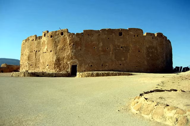 El Azizia, Libya: Thị trấn với khoảng 25.000 người ở tây bắc Libya này được cho là có nhiệt độ nóng nhất được ghi nhận trong nhiều năm cho tới khi nó bị soán ngôi vào năm 2012. Dù sao thì đây cũng là nơi có nhiệt độ rất nóng, cũng như tuyến đường thương mại cổ dẫn tới gần thủ đô Tripoli. Để tránh nóng, người dân thường hoạt động nhiều vào ban đêm, họ làm việc và đi chợ vào những giờ khuya khi bên ngoài dễ chịu hơn.