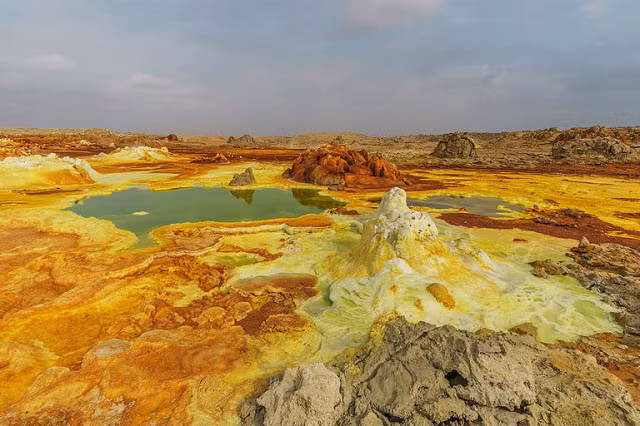Dallol, Ethiopia: Nằm ở vùng xa xôi phía bắc Ethiopia, Dallol là một ngôi làng nhỏ nổi tiếng với việc lập kỷ lục. Đây là điểm nóng nhất thế giới trong suốt cả năm với nhiệt độ trung bình là hơn 41 độ.