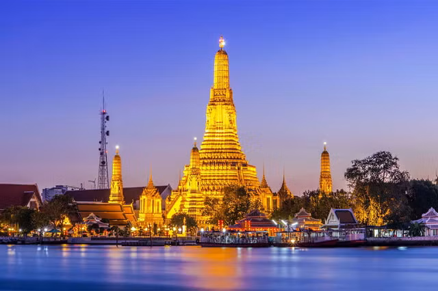 Bangkok, Thái Lan: Thủ đô của Bangkok chưa bao giờ lập kỷ lục về nhiệt độ nhưng nó luôn ấm áp quanh năm. Tuy nhiên, khi nhiều thành phố đã mát mẻ hơn vào ban đêm thì dường như Bankok vẫn không hạ nhiệt là bao. Người dân thích chiến đấu với cái nóng bằng việc đi tàu thuyền, uống nước ép trái cây, súng phun nước và những món ăn cay đến mức bạn… quên mất cái nóng.