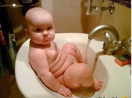 Nhung tinh huong hai huoc “kho do” cua bon con nit khien me khong the gian - Anh 11