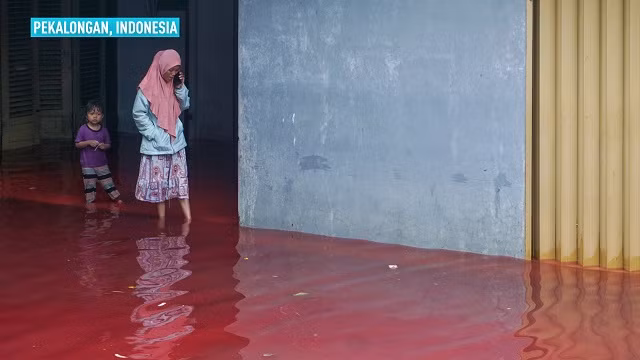 Kinh hoàng "dòng sông máu" làm ngập ngôi làng ở Indonesia ảnh 2