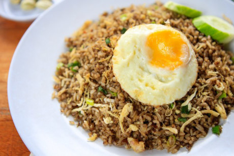 Cách làm cơm chiên Nasi Goreng truyền thống của Indonesia - Ảnh 1 Cach lam com chien Nasi Goreng truyen thong cua Indonesia - Anh 1