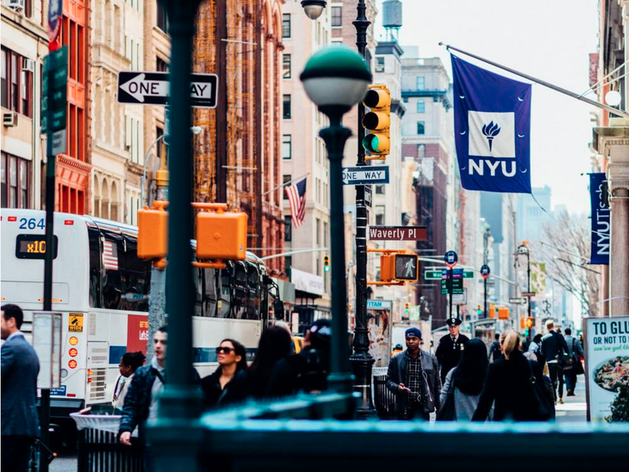 11. Đại học New York: 165.030 USD 11. Đại học New York: 165.030 USD