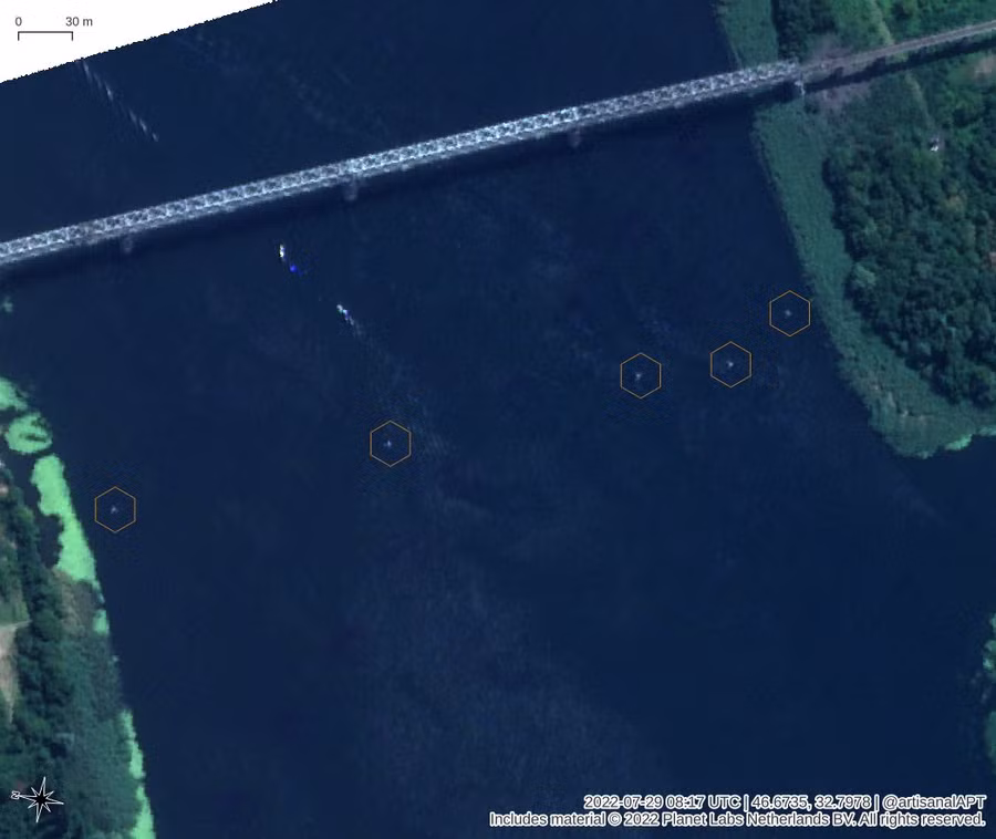 Một cây cầu qua sông Dnepr dẫn đến Kherson được bảo vệ bằng gương phản xạ ở góc đặc biệt.