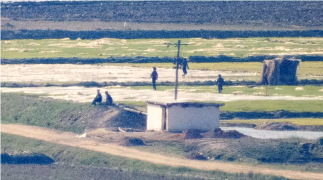 Người dân chăm sóc ruộng ở một ngôi làng gần biên giới liên Triều, ngày 10/5/2022