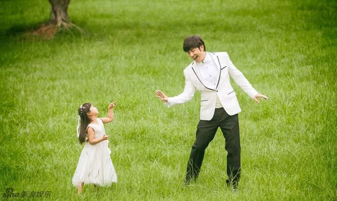 Vợ chồng Trần Hạo Dân khoe ba thiên thần nhỏ ảnh 8