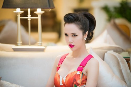 Vũ Ngọc Anh gợi cảm "đọ sắc" cùng đàn chị Mai Thu Huyền
