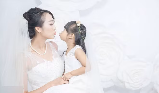 Vợ chồng Trần Hạo Dân khoe ba thiên thần nhỏ ảnh 5