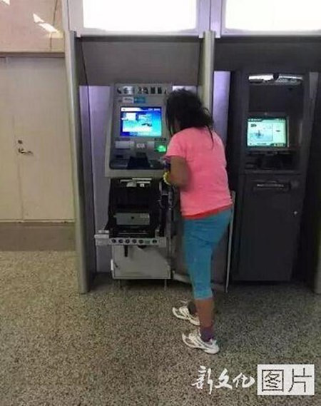 TQ: Bị nuốt thẻ, cô gái dùng tay “xé xác” máy ATM TQ: Bi nuot the, co gai dung tay “xe xac” may ATM