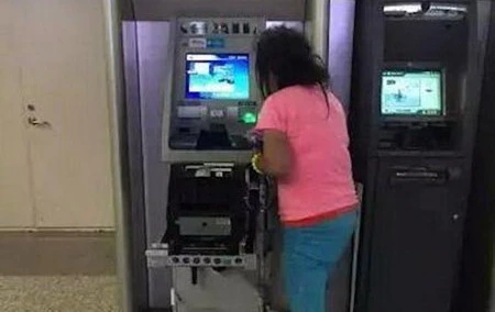TQ: Bị nuốt thẻ, cô gái dùng tay “xé xác” máy ATM