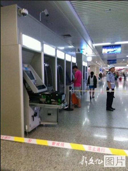 TQ: Bị nuốt thẻ, cô gái dùng tay “xé xác” máy ATM TQ: Bi nuot the, co gai dung tay “xe xac” may ATM