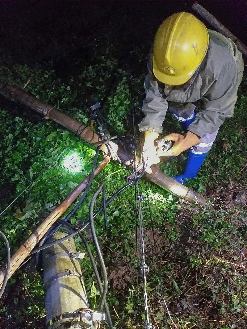 Công nhân Công ty Điện lực Điện Biên khắc phục sự cố tại vị trí cột gãy đổ.