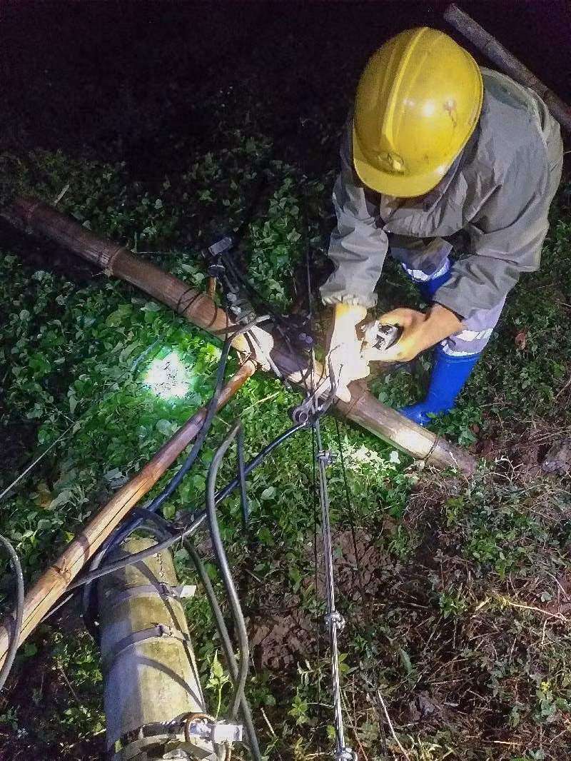 Công nhân Công ty Điện lực Điện Biên khắc phục sự cố tại vị trí cột gãy đổ.
