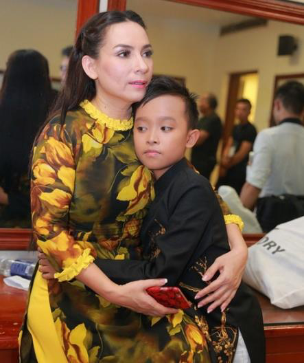Cuộc sống ít ai ngờ của Phương Mỹ Chi và Hồ Văn Cường khi làm con nuôi Quang Lê, Phi Nhung - Ảnh 3 Cuoc song it ai ngo cua Phuong My Chi va Ho Van Cuong khi lam con nuoi Quang Le, Phi Nhung - Anh 3