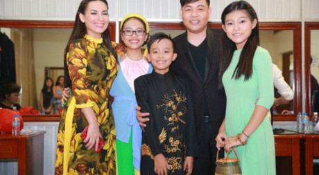 Cuộc sống ít ai ngờ của Phương Mỹ Chi và Hồ Văn Cường khi làm con nuôi Quang Lê, Phi Nhung - Ảnh 1 Cuoc song it ai ngo cua Phuong My Chi va Ho Van Cuong khi lam con nuoi Quang Le, Phi Nhung - Anh 1