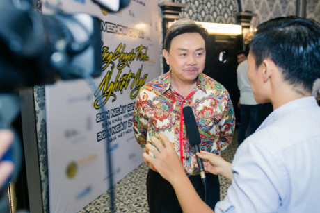 Hoài Linh ăn mặc giản dị đến Hoai Linh an mac gian di den