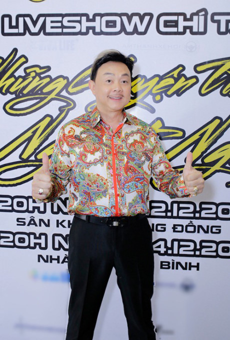 Hoài Linh ăn mặc giản dị đến Hoai Linh an mac gian di den