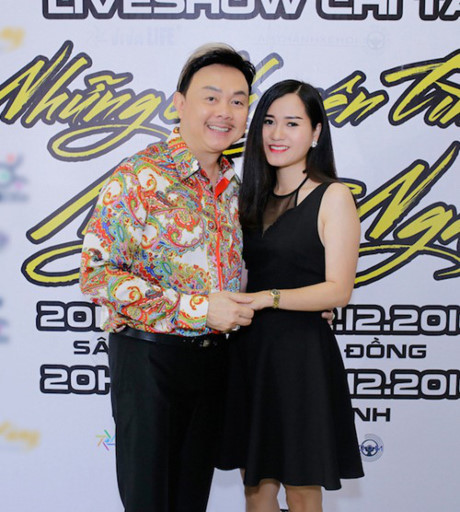 Hoài Linh ăn mặc giản dị đến Hoai Linh an mac gian di den