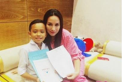 Cuộc sống ít ai ngờ của Phương Mỹ Chi và Hồ Văn Cường khi làm con nuôi Quang Lê, Phi Nhung - Ảnh 2 Cuoc song it ai ngo cua Phuong My Chi va Ho Van Cuong khi lam con nuoi Quang Le, Phi Nhung - Anh 2