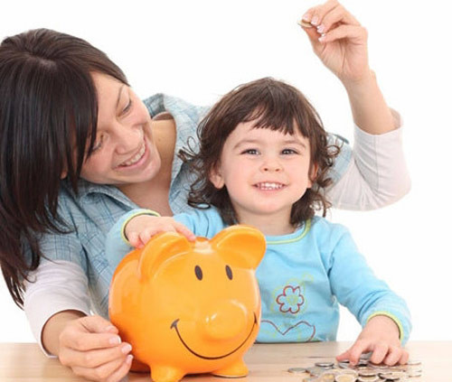 Càng dạy bé sớm về tiền bao nhiêu thì càng tốt bấy nhiêu. Bé sẽ xây dựng được thói quen tiết kiệm từ sớm, tạo nền tảng cho việc chi tiêu hợp lý về sau (Ảnh minh họa)