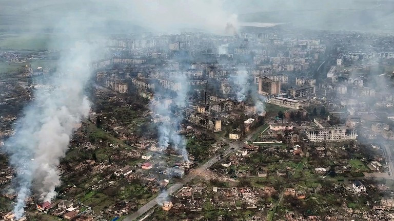 Khói bốc lên trong các trận chiến ở Bakhmut. (Ảnh: Sputnik)