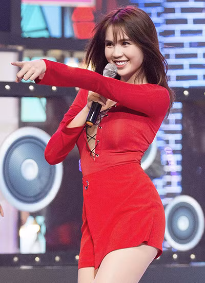 Ngoc Trinh mac vay goi cam khoe vu dao - Anh 2