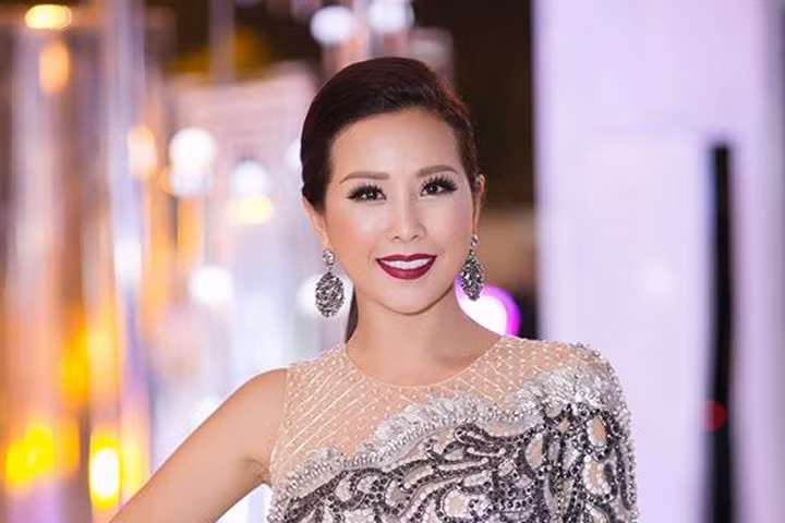 Hoa hậu Thu Hoài bất ngờ mua toàn bộ thiết kế của NTK Công Trí ngay sau show diễn
