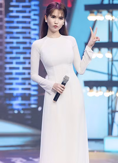 Ngoc Trinh mac vay goi cam khoe vu dao - Anh 4