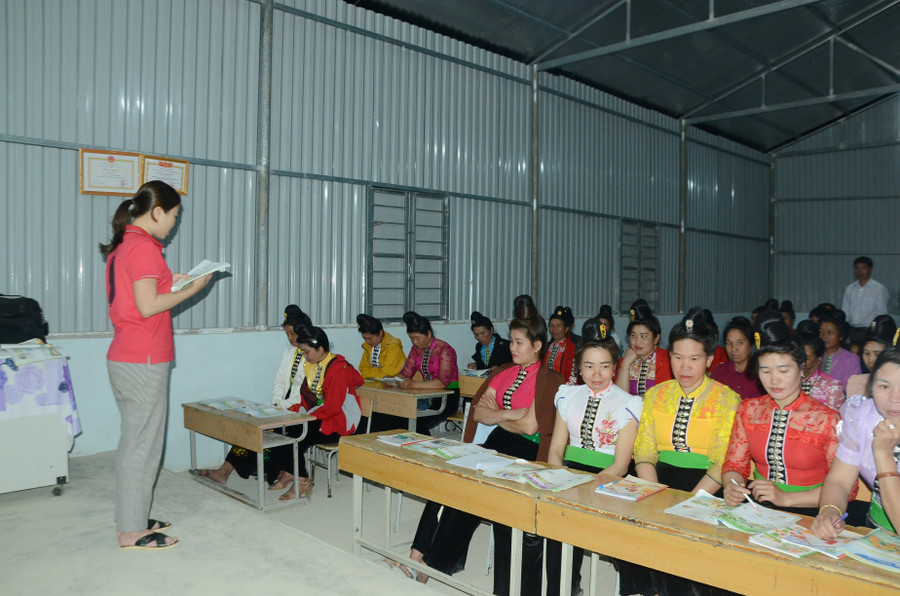 Cô Oanh mong muốn có chế độ làm thêm giờ đặc thù cho giáo viên dạy xóa mù chữ. Cô Oanh mong muốn có chế độ làm thêm giờ đặc thù cho giáo viên dạy xóa mù chữ.