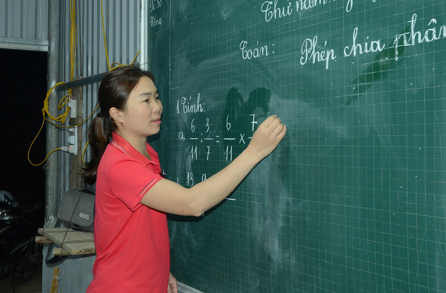 Cô Đinh Thị Oanh trong giờ lên lớp môn toán. Cô Đinh Thị Oanh trong giờ lên lớp môn toán.