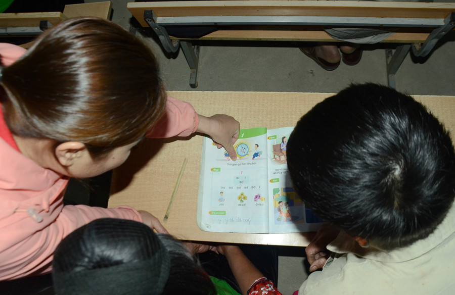 Học viên đa phần lớn tuổi, nên giáo viên dạy xóa mù phải hỗ trợ nhiều hơn. Học viên đa phần lớn tuổi, nên giáo viên dạy xóa mù phải hỗ trợ nhiều hơn.