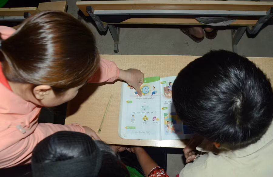 Học viên đa phần lớn tuổi, nên giáo viên dạy xóa mù phải hỗ trợ nhiều hơn.