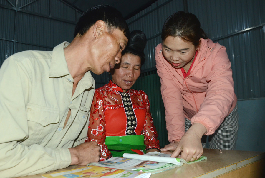 Cô Oanh hướng dẫn học viên bài viết mới. Cô Oanh hướng dẫn học viên bài viết mới.