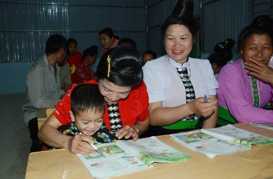 Nhiều học viên mang theo cả con tới lớp cùng học. Nhiều học viên mang theo cả con tới lớp cùng học.