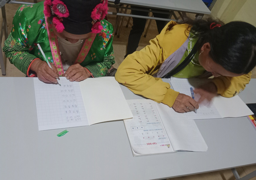 Học viên lớp xóa mù chữ tại bản Chua Ta C, xã Phì Nhừ, huyện Điện Biên Đông, tỉnh Điện Biên. Học viên lớp xóa mù chữ tại bản Chua Ta C, xã Phì Nhừ, huyện Điện Biên Đông, tỉnh Điện Biên.